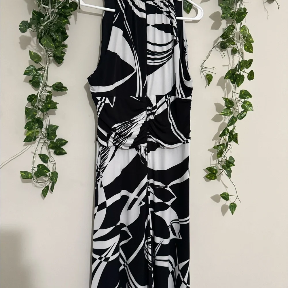 Black and White Sleeveless Dress - Picture 3 of 7